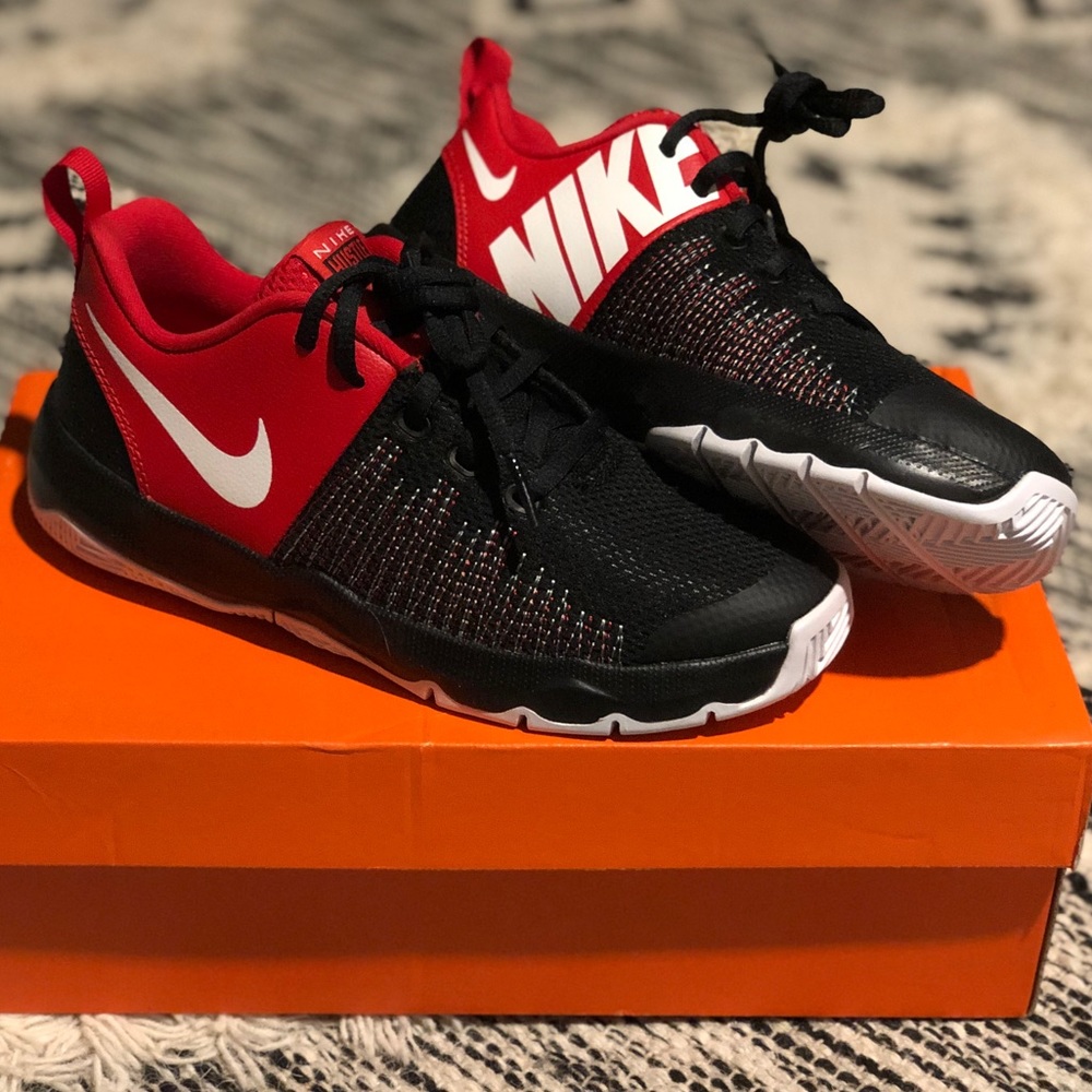 BRAND NEW NIKE in box : B-ball (Boy 5/Women 6.5)